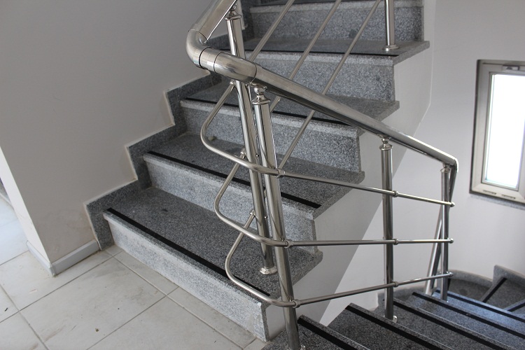 Paslanmaz Korkuluklar: Modern Mimarinin Dayanıklı ve Estetik Çözümü